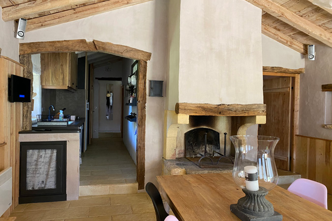 Feuer im Kamin einer Unterkunft in Sarlat, Dordogne in Frankreich